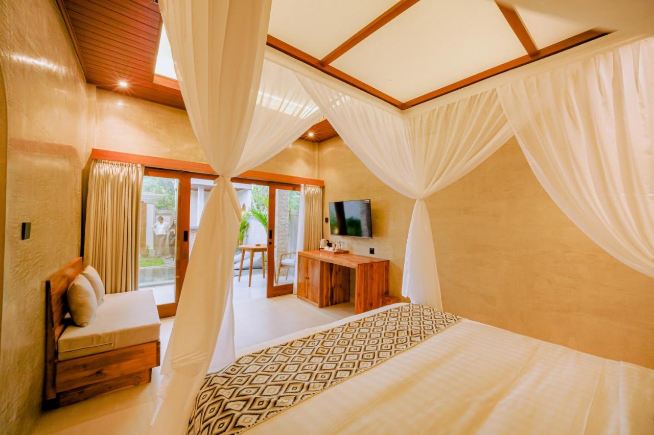 Cozy Master Bedroom with Bedside Tables & Lamps - Uma Sari Bedulu Luxury Villas Ubud