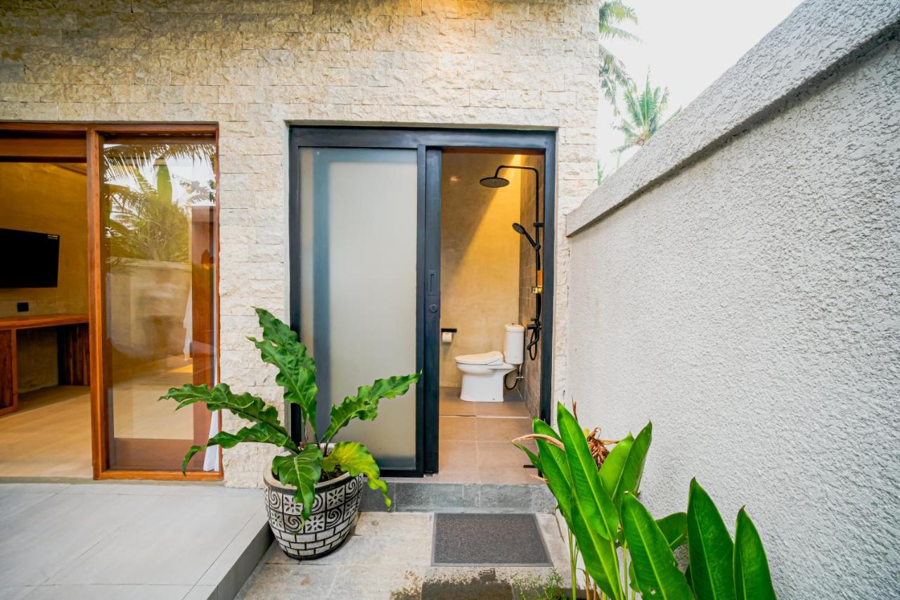 Private Courtyard Pathway & Exotic Tropical Plants - Uma Sari Bedulu Luxury Villas Ubud
