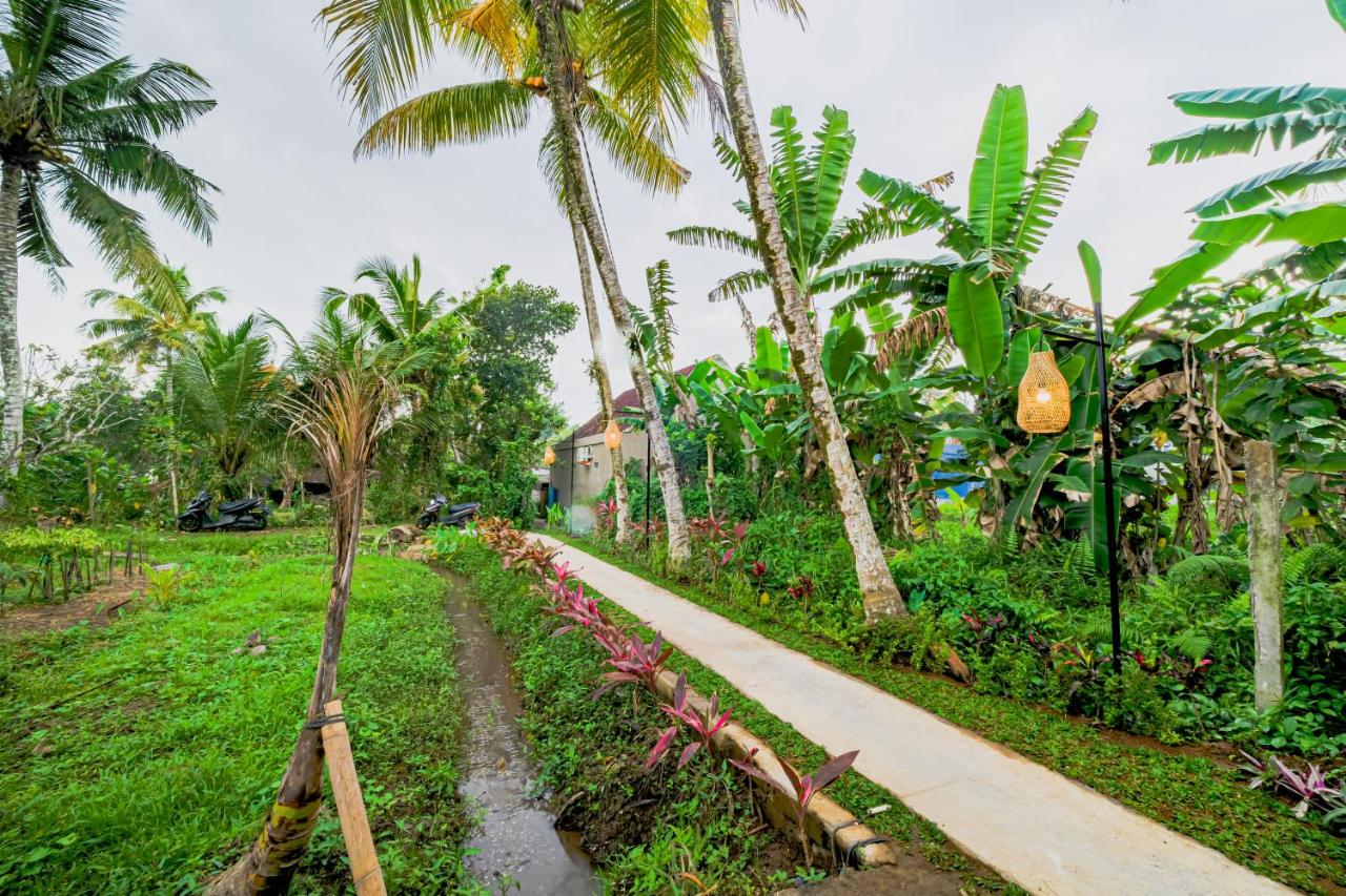 Exotic Garden Decking with Shaded Relaxation Corner - Uma Sari Bedulu Luxury Villas Ubud