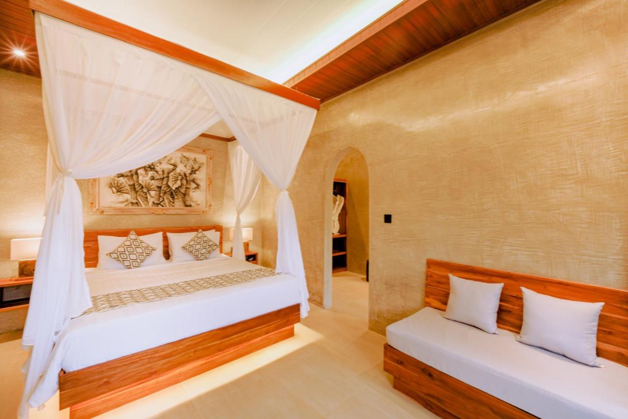 Canopy King Bed with Elegant Drapes & Bedside Lighting - Uma Sari Bedulu Luxury Villas Ubud